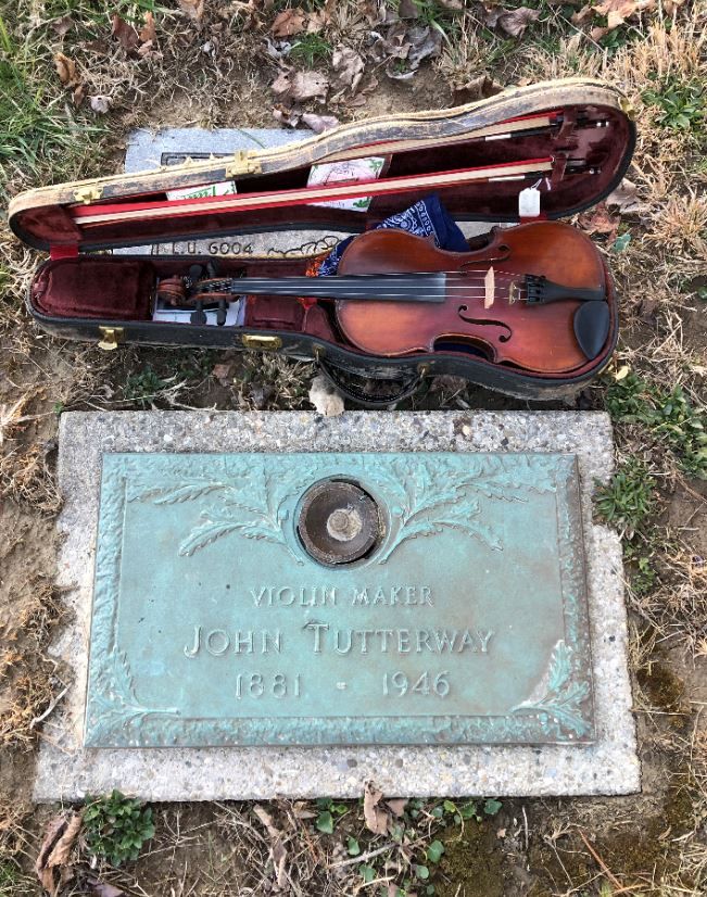 Tutterway stone with fiddle